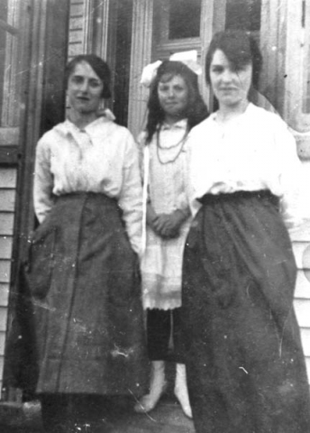 121: l-r Julia, Mary and Catherine McCarthy (later Sr. Chrysostom). (circa 1916)  - children of Denis McCarthy and Sarah Withers